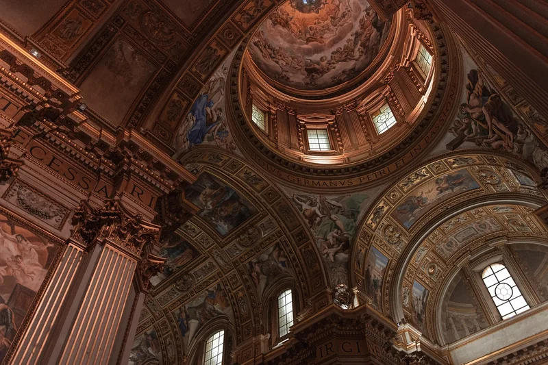 Pourquoi le plafond est-il si bas ?